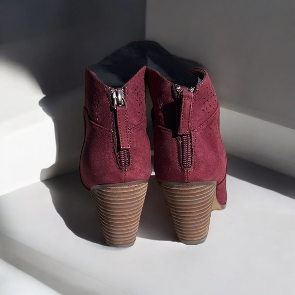 🌻NEW Violet & Red "Jackson" Burgundy Lazer Cut Topline Ankle Boots Size 7.5 - Picture 2 of 10